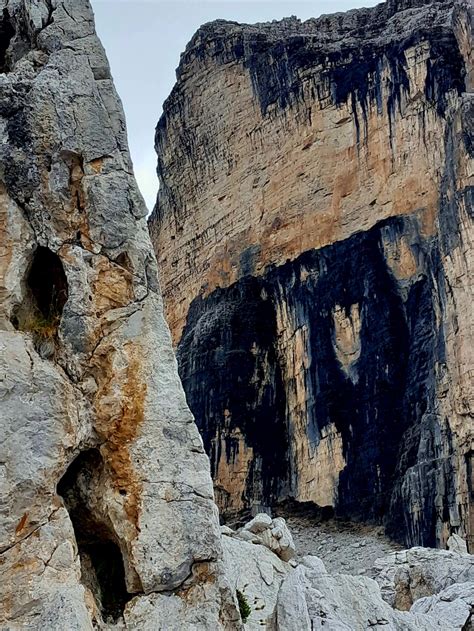 dolomiten schwarze spuren auf felsen